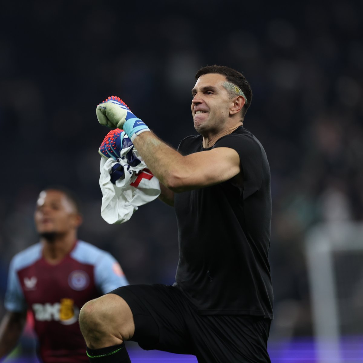 "Dibu Martínez": Por este video del arquero argentino festejando la victoria del Aston Villa que lo deja a dos puntos del líder de la Premier League.
