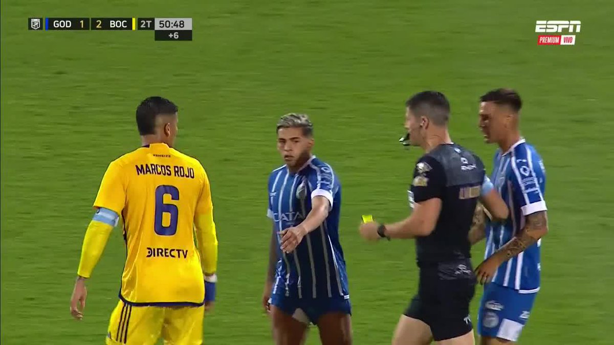 Rojo cruzó toda la cancha... ¡para patear la pelota y hacer tiempo!