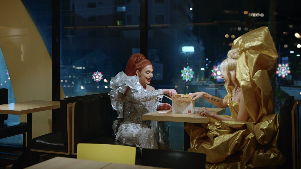 There’s so much love to share this Christmas! Basta may McShare Box, pati magkaribal - nagkakasundo! #McShareTheLove 🎄🍗