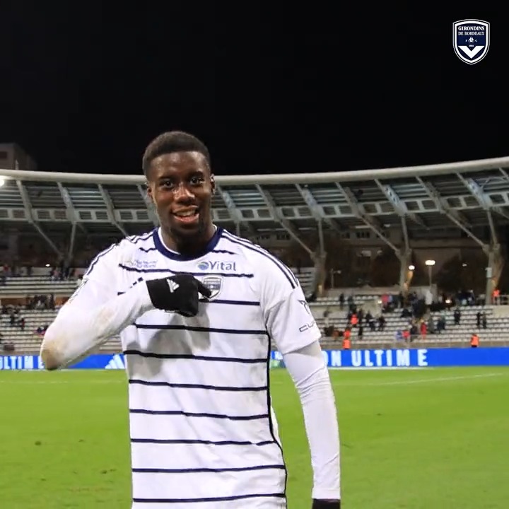 On démarre la semaine comme on l'a terminée, par des sourires 😀 Dès demain, retour au travail et focus sur #FCGBESTAC 💪🔵⚪ #MondayMotivation