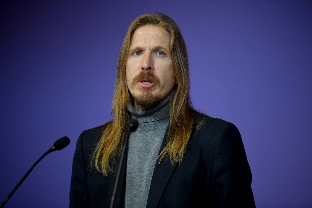 "Anunciamos la querella que hemos interpuesto contra los jueces Manuel García-Castellón y Joaquín Elías Gadea por los posibles delitos de prevaricación, revelación de secretos y omisión del deber de perseguir delitos. Un caso palmario de lawfare contra Podemos". 🎥Pablo Fernández
