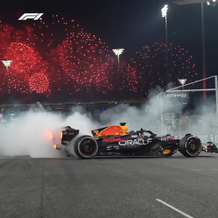 Closing out the season in style 👌 #AbuDhabiGP Max Verstappen