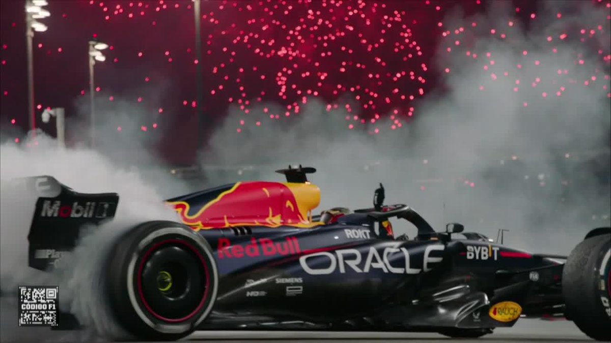 Alonso: "Imagino que no me dejáis hacer trompos." Ingeniero: "Negativo, tío". Alonso: "En verdad, hice uno en la curva 1 de Las Vegas. Con uno es suficiente".