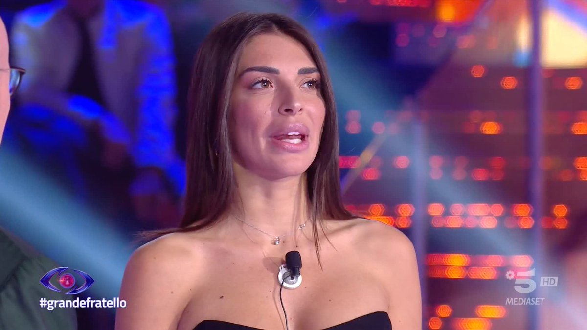 "Assolutamente sì". Greta ha deciso di entrare nella Casa di #GrandeFratello come concorrente!