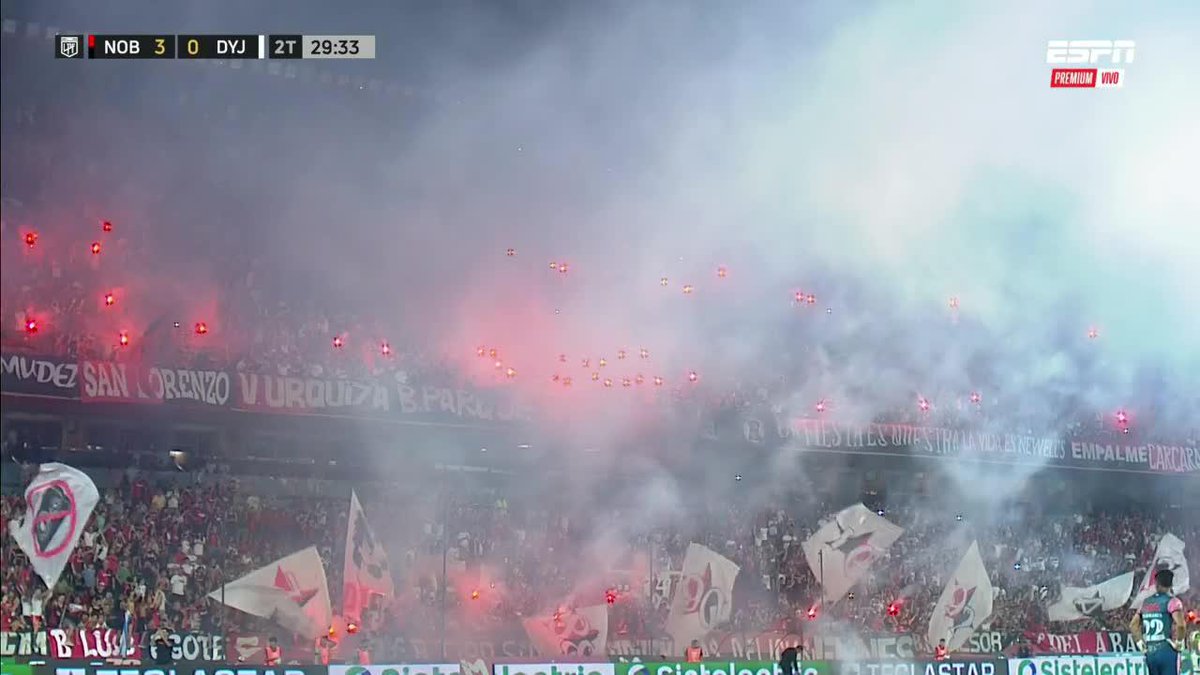 FIESTA LEPROSA EN EL COLOSO: la gente de Newell´s armó su propio espectáculo.