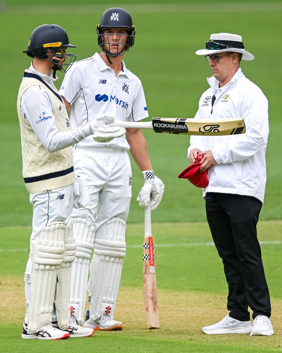 Peter Handscomb refused to leave after edging to the slips until being sent on his way by the umpires 😲 #SheffieldShield #PlayOfTheDay