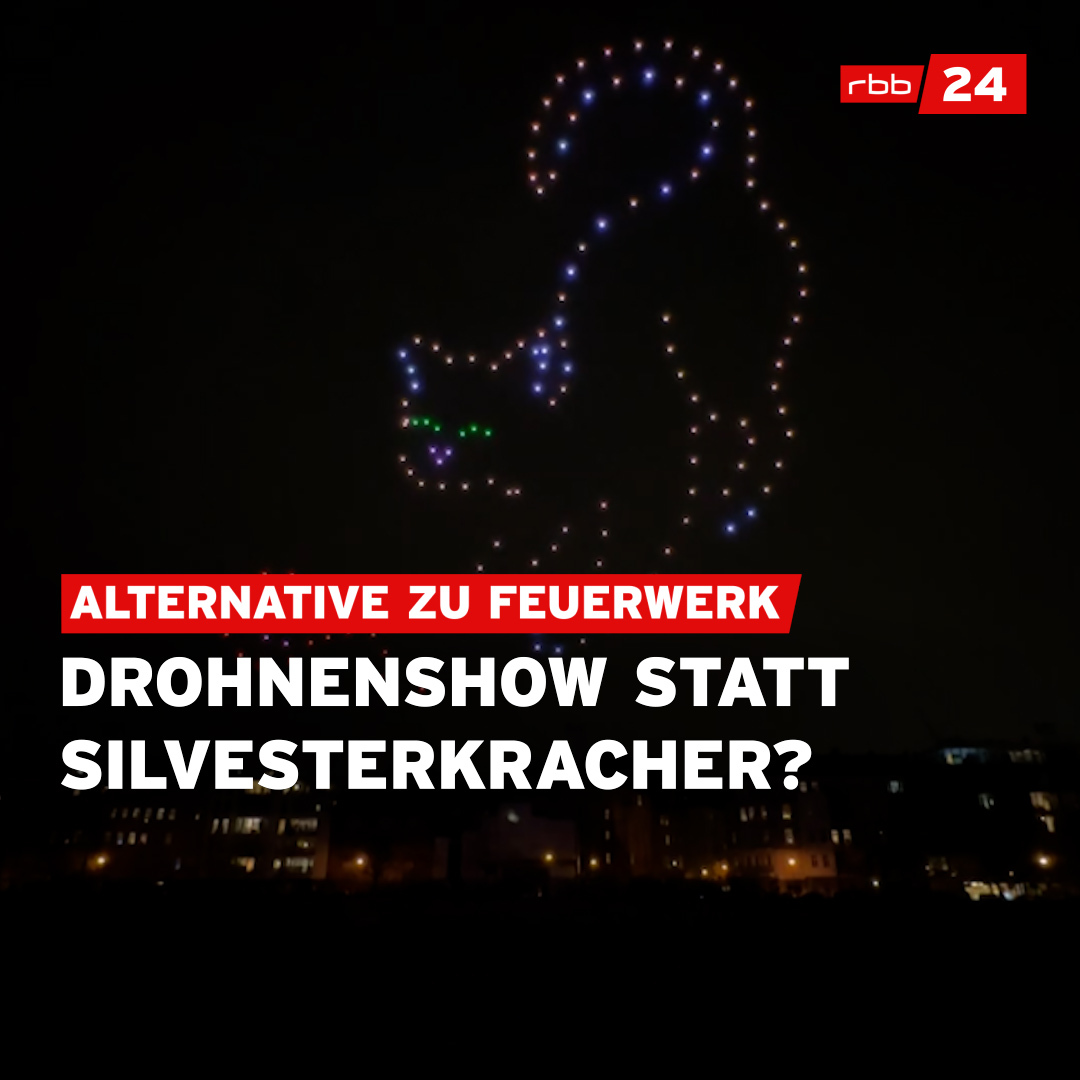 Wie ein #Silvester ohne #Feuerwerk aussehen könnte, hat die Deutsche Umwelthilfe am Montag in #Berlin demonstriert. 150 #Drohnen zeichneten verschiedene Motive in den Himmel. Der Umweltschutzverband setzt sich gemeinsam mit weiteren Organisationen für ein #Böllerverbot ein.