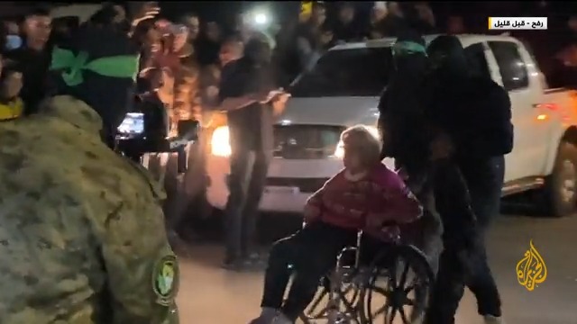 صور خاصة حصلت عليها الجزيرة لتسليم كتائب القسام وسرايا القدس الصليب الأحمر الدفعة الخامسة من المحتجزين الإسرائيليين في مدينة رفح جنوب غزة #حرب_غزة #الأخبار