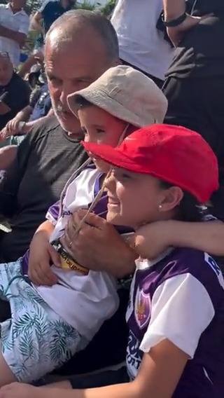"¿Vos te querés hacer de Newell's?" el divertido diálogo entre Marcelo Bielsa y este pequeño fanático en Parque Capurro. 📹 Centro Atlético Fénix