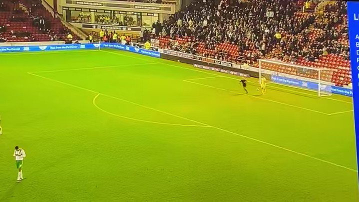 Barnsley have just scored this goal in the 91st minute against Wycombe… What is the keeper thinking?? 🤣