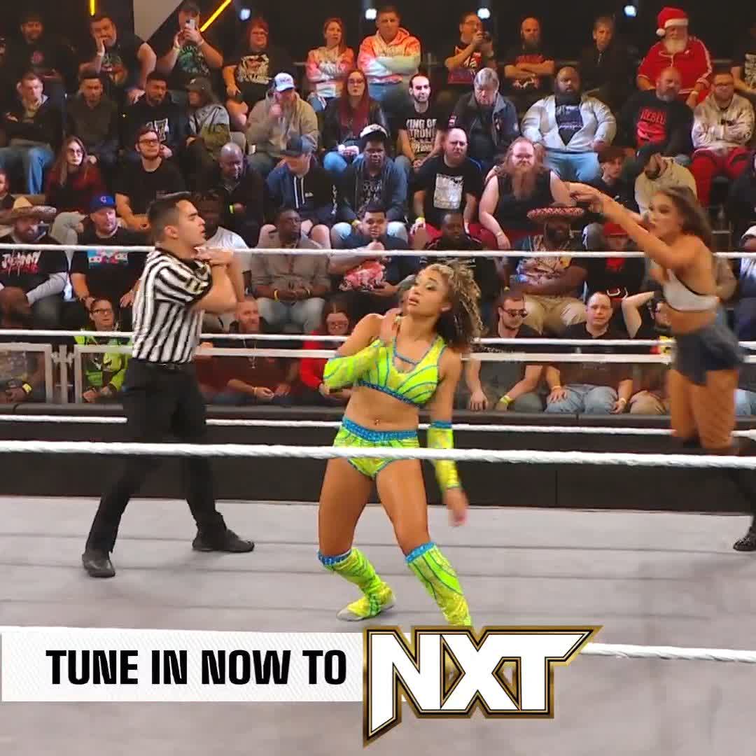 🙌🙌🙌 With a little help from roxanne, Kelani Jordan takes down Kayla Klingensmith 💋 and is headed to #NXTDeadline!!! #WWENXT