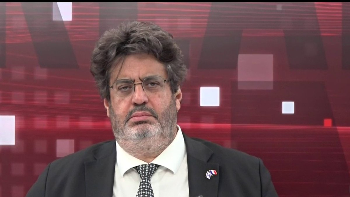 🇫🇷📺 "La France a une dette immense envers la famille Netanyahou car le frère de Benjamin #Netanyahou est mort pour libérer un avion d'Air France détourné par le FPLP, la même organisation terroriste qui détiendrait le petit Kfir", a déclaré Meyer #Habib.