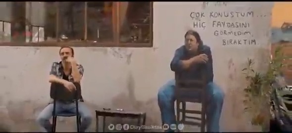 En güzel sahnelerden... "Şimdi burada olsaydın, ne güzel susardık seninle be. Etrafta boş konuşan onca hıyar.. Ama ölüp gidiyor yanında susabildiğimiz adamlar..."