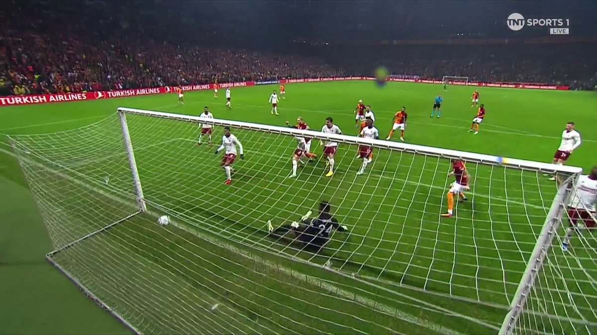 "What on earth is the Man Utd goalkeeper doing there?!" 😳 André Onana will not want to watch that one back as Hakim Ziyech's set-piece pulls another one back for Galatasaray! #UCL