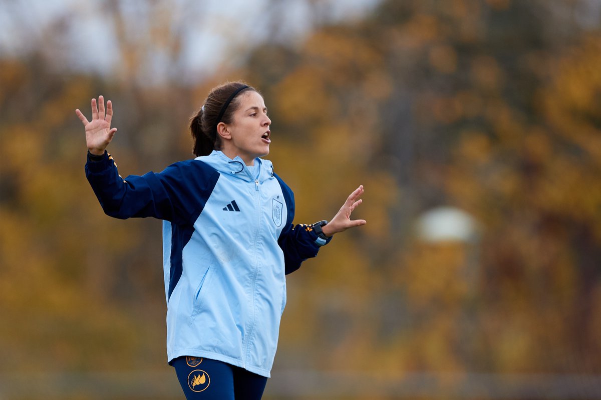 🤗 𝗢𝘀 𝗽𝗿𝗲𝘀𝗲𝗻𝘁𝗮𝗺𝗼𝘀 a Irene del Río. 🧠 La nueva técnica auxiliar de la Selección Española Femenina de Fútbol 😉 Ella misma nos cuenta sus funciones dentro del equipo. #JugarLucharYGanar