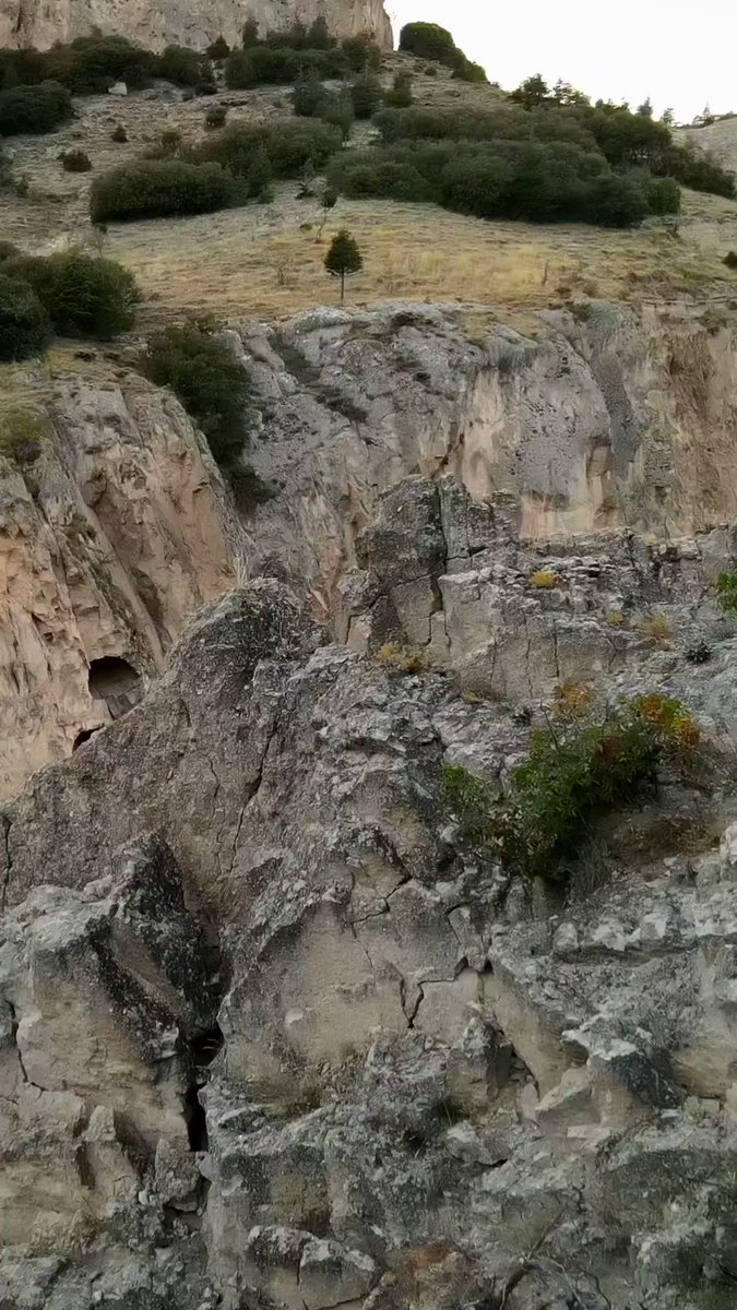 Burdur’daki bu yeri belki de ilk defa görenleriniz olabilir. 1. derece arkeolojik sit alanı olan Teke Sarayı; Serençay Kanyonu'nun iki kıyı kenarının en çok yüksekliğe ulaştığı bölümünde, kalker kütleyi oyarak yapılmış mekânlar ve iskan edildiği sırada ölenlerin gömüldüğü oyma mezarları barındırmakta olup MS 4. ile 6.yüzyıl arasında yapıldığı düşünülmektedir. İnşa edildiği zamanda korunma ve barınma amacı ile uçurumlara oyulan yapılar şimdi ise harikamanzaraya sahip eşsiz eserler olarak kesfedilmeyi bekliyor.