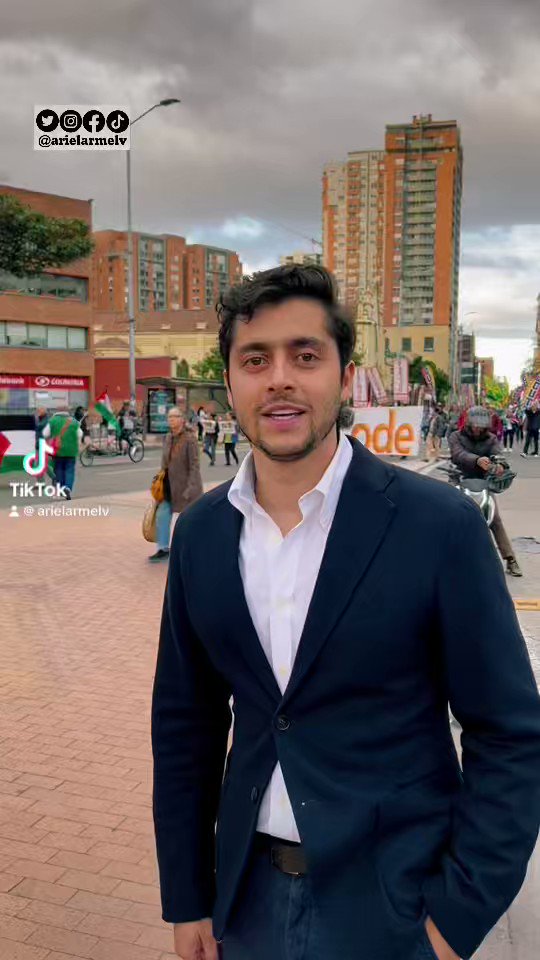 Me acabo de encontrar a los vagazos de fecode en una marcha pro palestina. Dejan a nuestros niños sin educación para salir a hacer política, increíble que estos sean los profesores del país. ¿En manos de quién están nuestros niños?
