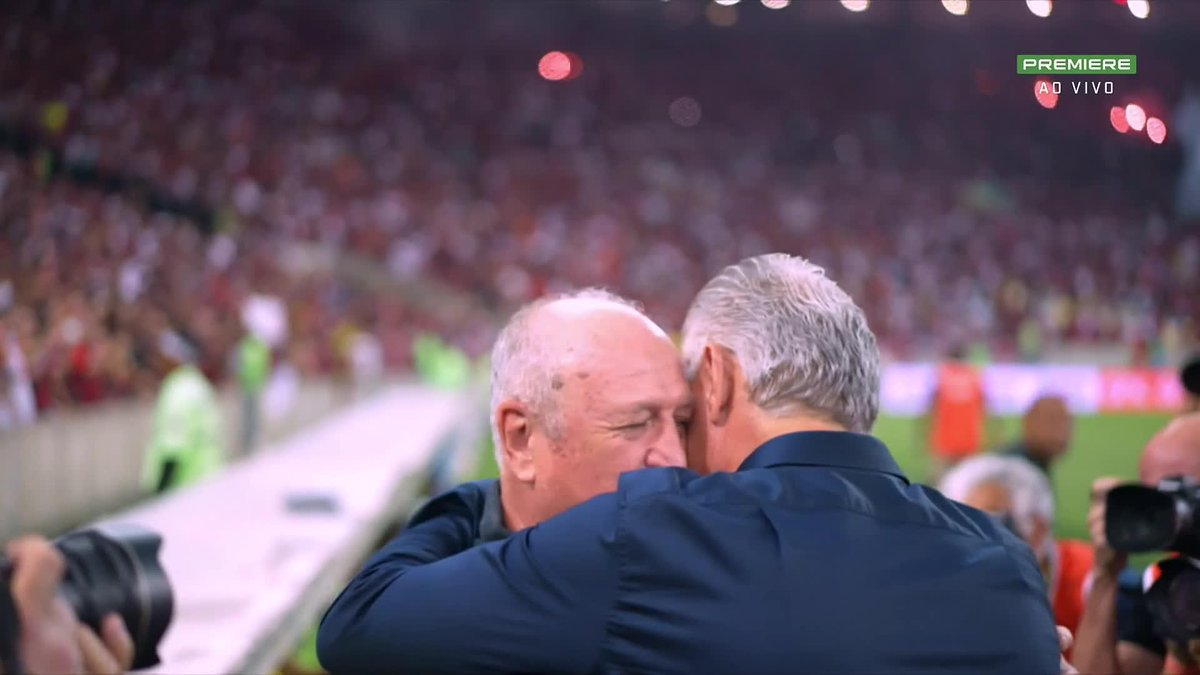 O abraço entre Tite e Felipão. Antes muito amigos, treinadores se afastaram há alguns anos. Reencontro amistoso parece uma senha para para uma reaproximação entre os dois. Siga Flamengo x Atlético-MG ➡️