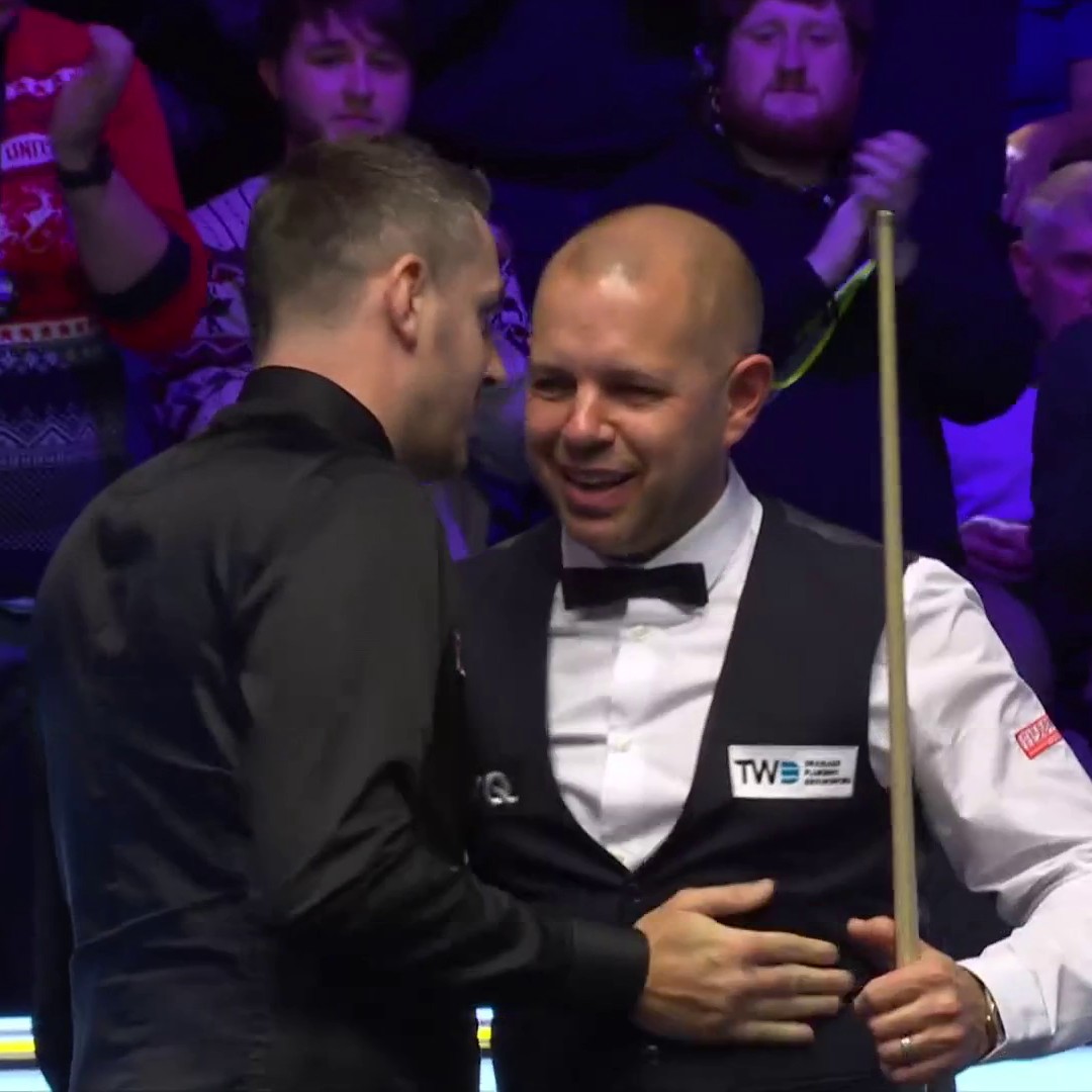 Mark Selby 𝙥𝙧𝙚𝙫𝙖𝙞𝙡𝙨 - but not without a fight 💪 A 58-minute deciding frame packed with drama before Selby finally gets the better of flatmate Barry Hawkins, 6-5. #UKChampionship | Mark Selby MBE