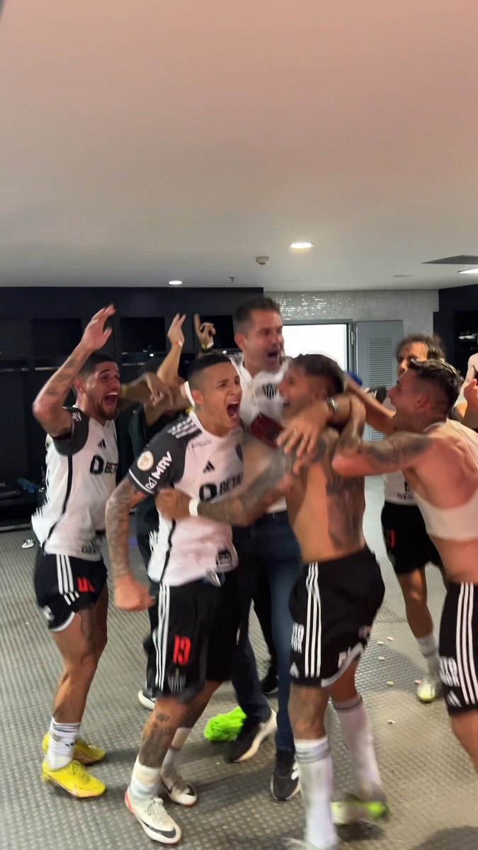 🖤🤍 A comemoração no vestiário após uma atuação GIGANTESCA! Que vitória, que grupo! 💥 #GaloPaixãoNacional