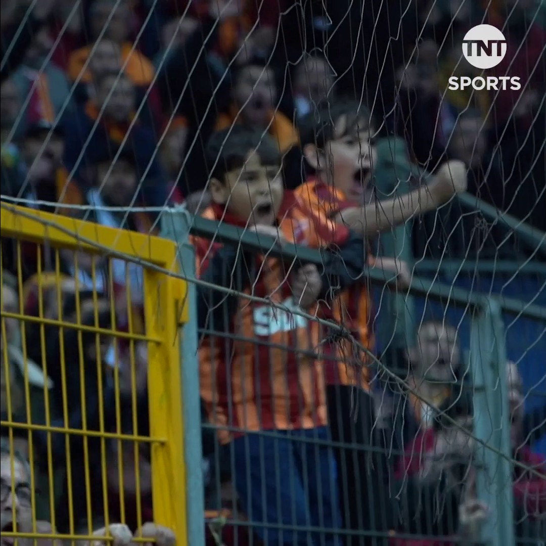TNT Sports: ''Bu iki genç Galatasaray taraftarı için önemli anıların kilidi açıldı 😍 Futbolun özü budur...''