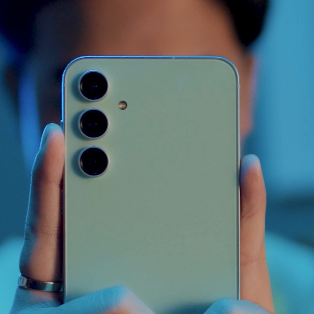 See the bright in low light just like @jeromepolin & his cat with the flagship-grade camera of #GalaxyS23FE It's versatile yet epic for eye-catching and social media-ready pictures. Show off your epic moments like never before, get now at #EpicStartsHere