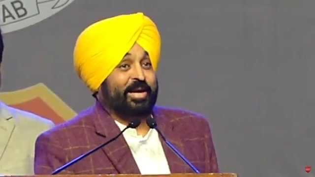 ਮੈਂ ਸਾਰੇ ਪੰਜਾਬੀਆਂ ਨੂੰ ਕਹਿਣਾ ਚਾਹੁੰਦਾ ਹਾਂ ਕਿ ਆਪਣੇ ਬੱਚਿਆਂ ਨੂੰ ਜ਼ਰੂਰ ਪੜ੍ਹਾਓ ਤੇ ਉਨ੍ਹਾਂ ਨੂੰ ਚੰਗੇ ਅਫ਼ਸਰ ਵੀ ਬਣਾਓ…ਪੰਜਾਬ ਦੇ ਇਤਿਹਾਸ ‘ਚ ਪਹਿਲੀ ਵਾਰ ਹੋਇਆ ਹੈ ਕਿ ਚਾਰ ਕੁੜੀਆਂ SSP ਨੇ ਤੇ 10 DC ਨੇ..