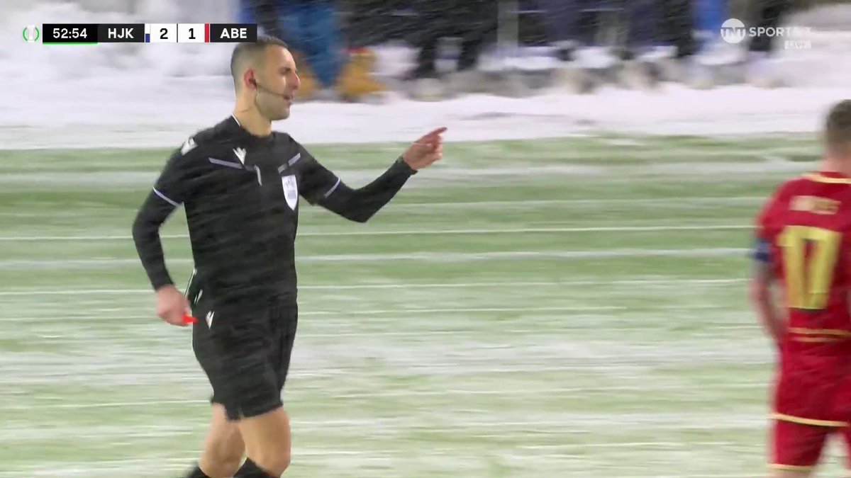 The referee stops the game in Helsinki ⛔️ Reason: Aberdeen fans throwing snowballs at the HJK goalkeeper... 😅 #UECL