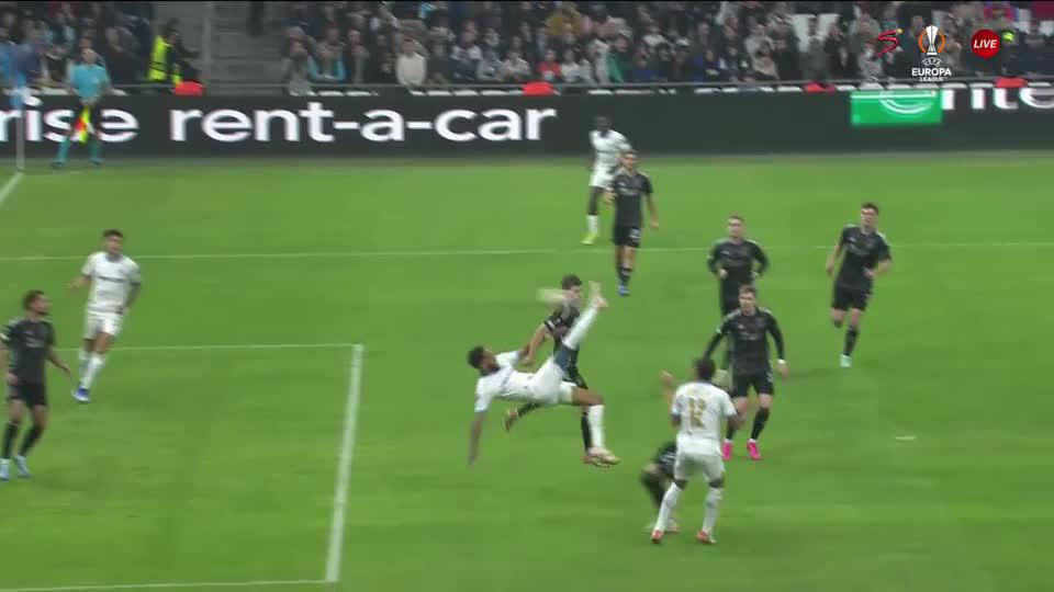 Aubameyang with the bicycle kick 😤 Marseille lead Ajax 3-2 in a crazy game of football. 📺 Stream #UEL live: