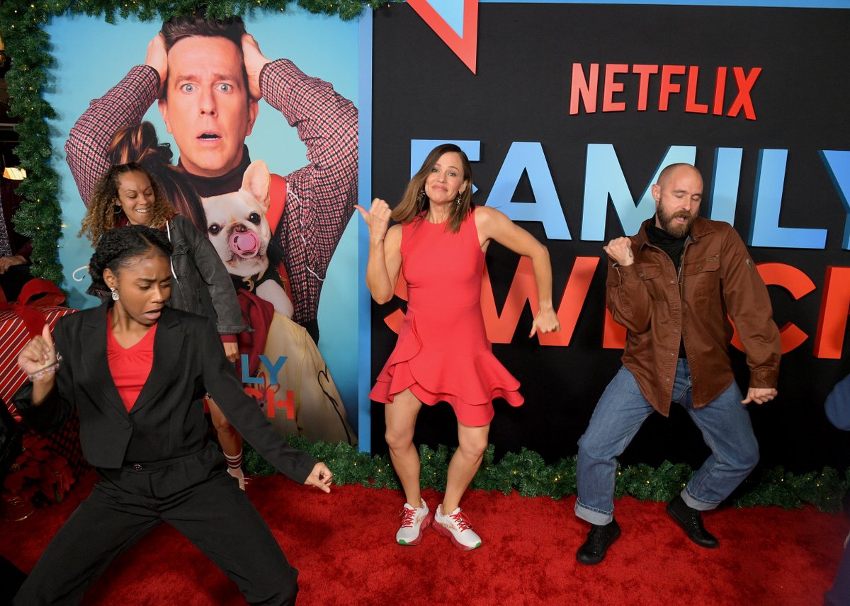 Jennifer Garner absolutely NAILING her choreo from Family Switch on the red carpet last night!
