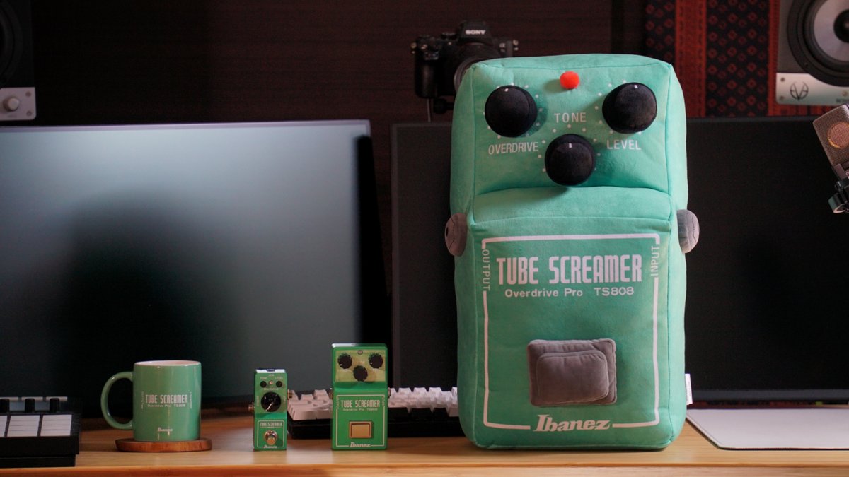 【"抱けるTUBE SCREAMER"、限定発売！】 TSMAXI001はTS808をマキシマイズしたぬいぐるみです。 全く歪まない・・・けれども史上最もボリューミーなこのTSは、きっとギタリストの笑顔をさそってくれることでしょう。 下記ストアページにてお買い求めいただけます！ #ibanez