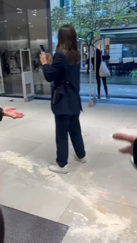 Esto es lo que ocurrió ayer en una tienda de Donostia durante la huelga feminista.