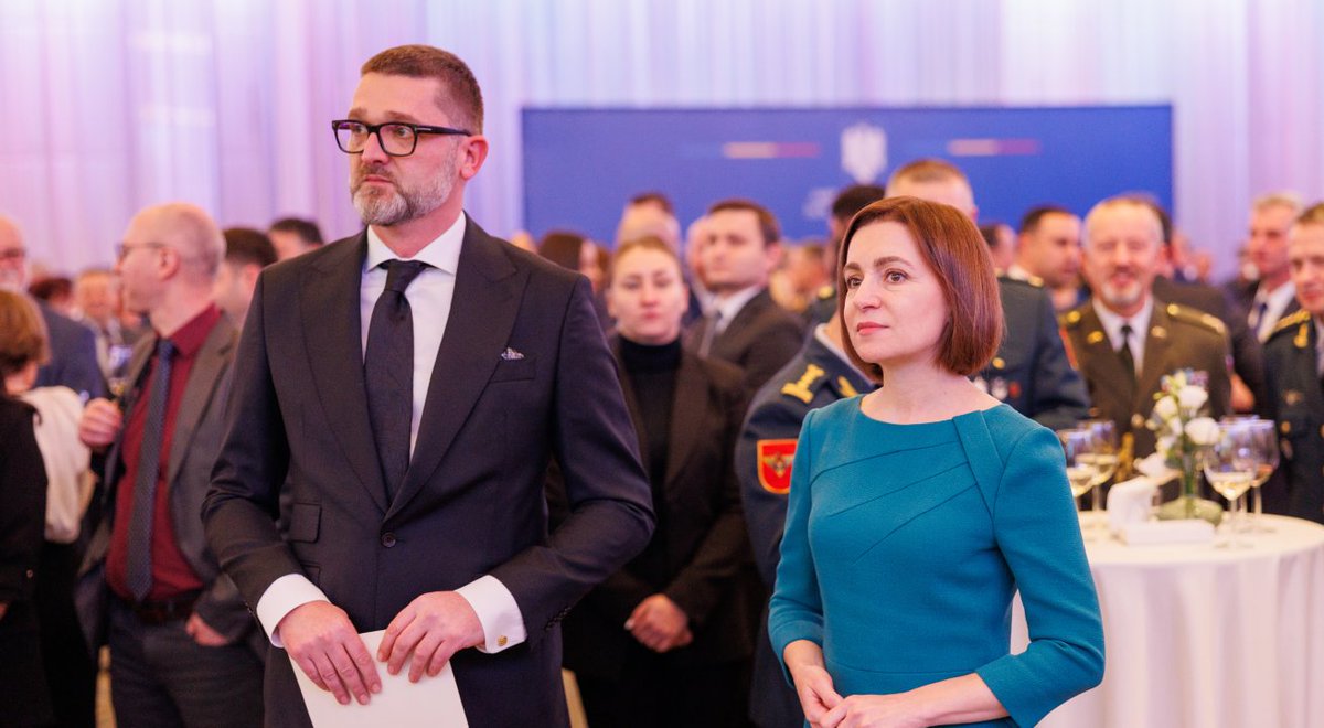 La mulți ani, România! Iubim România pentru lucrurile care ne unesc - limba, istoria, cultura. Iubim România pentru ceea ce face, dar mai ales pentru ceea ce este. La mulți ani tuturor celor care simt românește, vorbesc limba română și iubesc România!