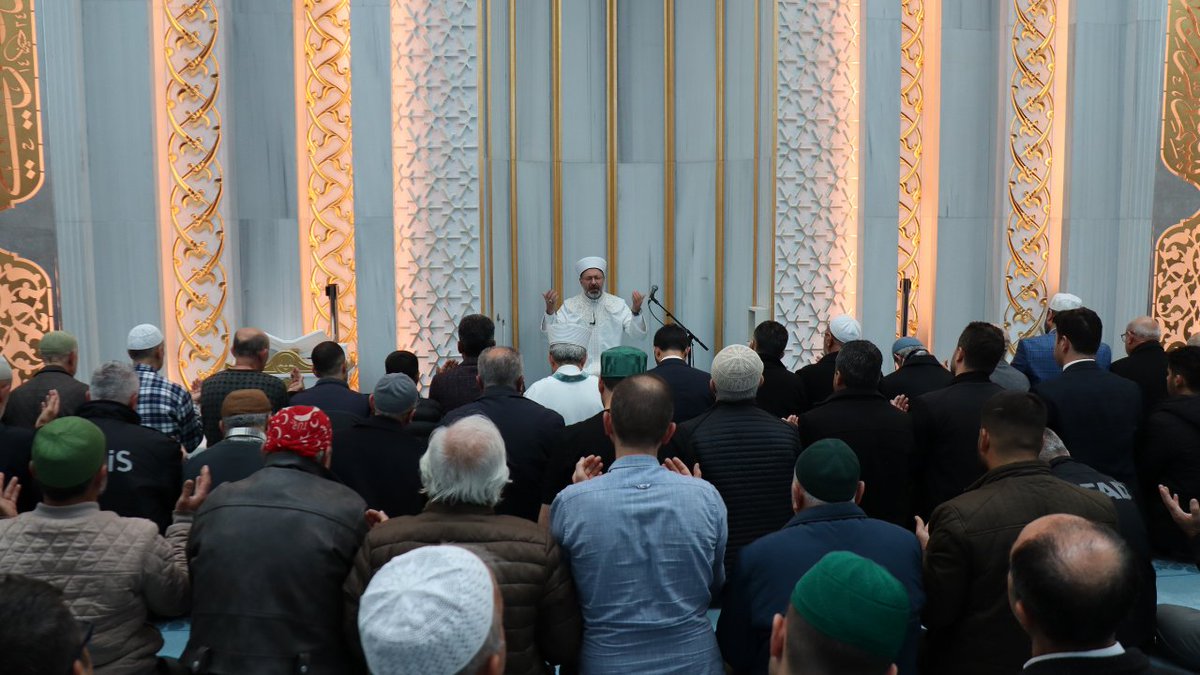 İlahi Ya Rabbi! Zalimleri kahru perişan eyle, İsrail’in zulmü altındaki Filistinli, Gazzeli kardeşlerimize yardım eyle, Zalimlere karşı yurtlarını, beldelerini, şehirlerini koruyan bu kardeşlerimizi sen muzaffer eyle ya Rabbi! Ankara Ahmet Hamdi Akseki Camii’nde ve ülkemizin bütün camilerinde Cuma namazına müteakip mazlum Filistin halkı için dualar ettik. Yüce Rabbimiz kabul eylesin İnşallah.