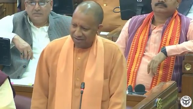 बड़ा हसीन है उनकी जबान का जादू, लगा के आग बहारों की बात करते हैं। जिन्होंने रात में बेखौफ बस्तियां लूटीं, वही नसीब के मारों की बात करते हैं...