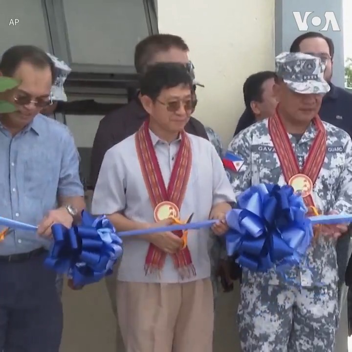 “这纯粹是霸凌, 这纯粹是非法的”, 菲律宾国家安全顾问爱德华多·阿诺1日批评中国海警船的行为说。菲律宾设立了海岸警卫队监测站,以便监控中国船舰在这一争议海域的行动。阿诺与其他菲律宾官员1日飞到 Thitu岛参加监测站的落成仪式。 报道: