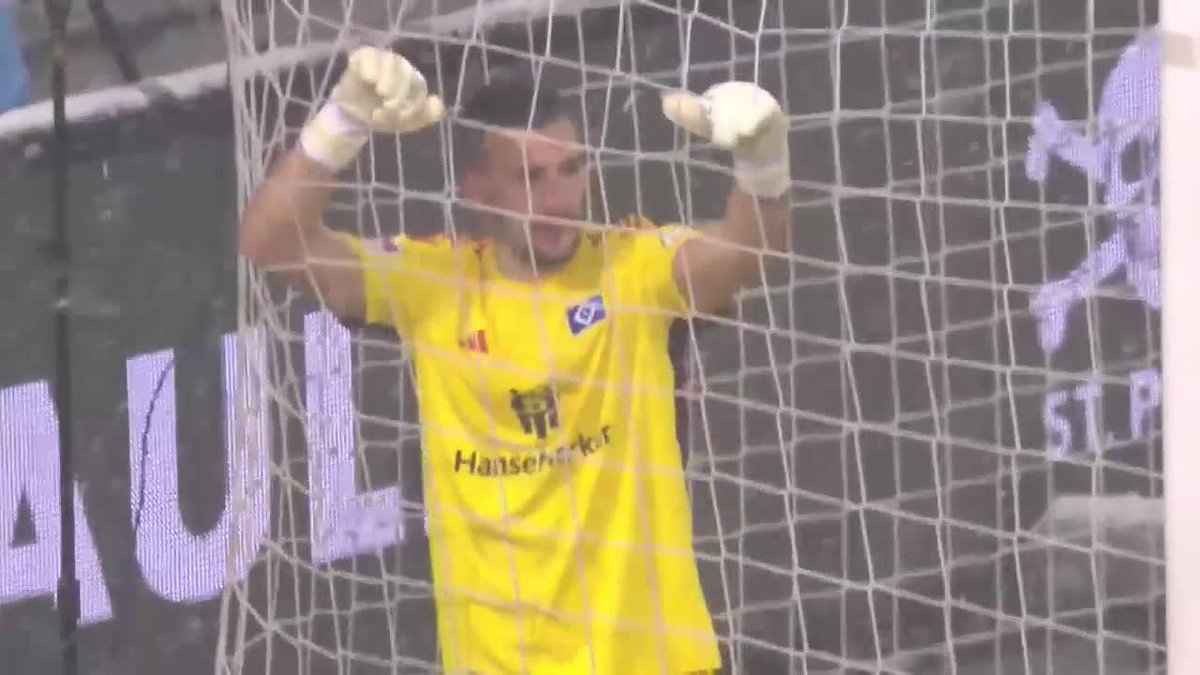 Un PAPELÓN HISTÓRICO... ¡¡EN PLENO DERBI DE HAMBURGO!! No tiene explicación lo que acaba de protagonizar el arquero Daniel Heuer Fernandes para el 2-0 parcial de St. Pauli vs. Hamburgo en la Segunda de Alemania... VER PARA CREER.