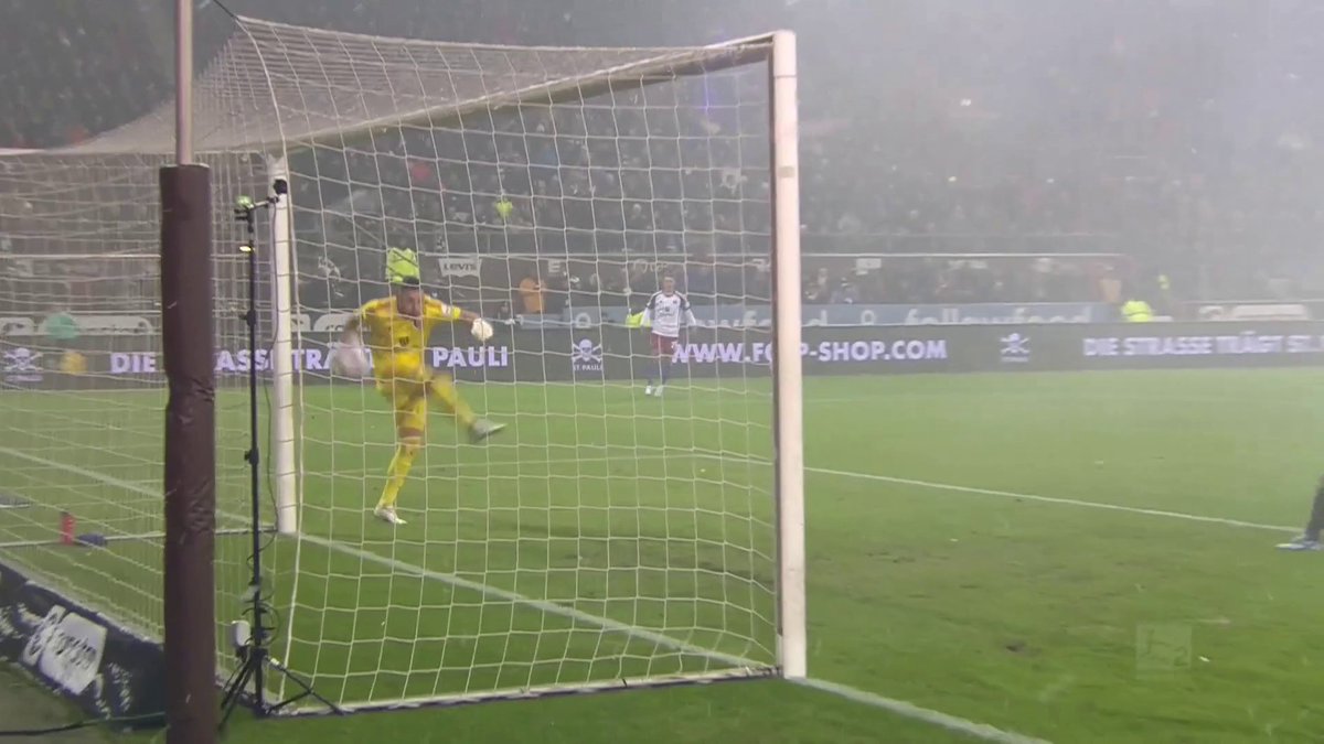 Daniel Heuer Fernandes with one of the most spectacular own goals you will see!😲