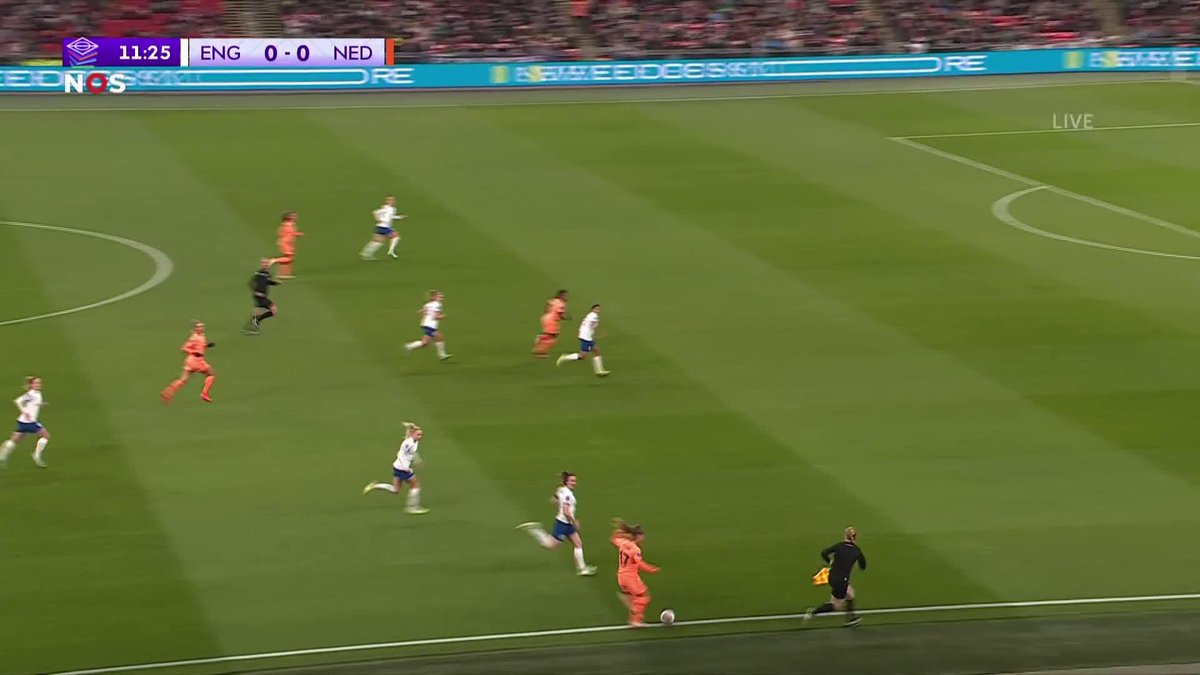 Raak! 0-1 voor Nederland door Lineth Beerensteyn. Ze ontvangt, neemt aan en rondt beheerst af tussen de Engelse verdedigsters. Kijk live mee → #ENGNED