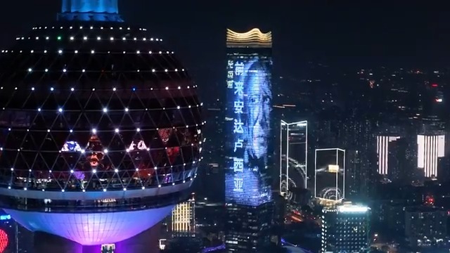 La nueva campaña de #Andalucía, proyectada en la Torre White Magnolia de Shanghái. Impresionante. #AndalusianCrush ya está en Londres, Nueva York… y llegará a otros lugares emblemáticos del mundo.