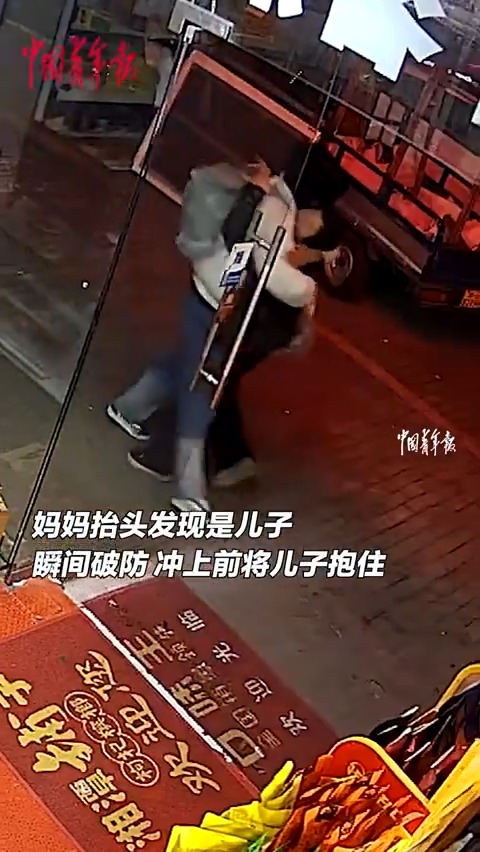 當兵3年的00後小伙休假悄悄回家,假裝顧客到媽媽店裡買東西,媽媽發現是兒子後瞬間破防。#中國故事