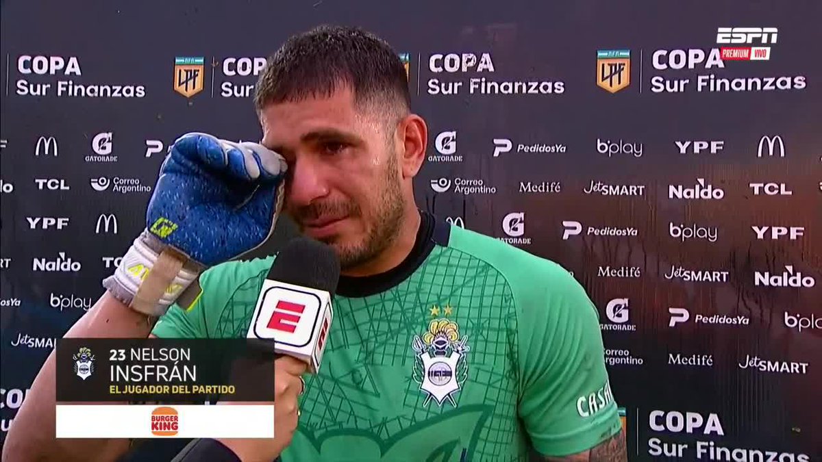"EN ESTE PUESTO JUEGA UNO. ME TOCÓ TRABAJAR TODO EL AÑO Y ESTE ES EL PREMIO" las lágrimas de Nelson Insfrán, HÉROE de la salvación de Gimnasia. 👏🏻 Atención a la emotiva dedicatoria para su papá...
