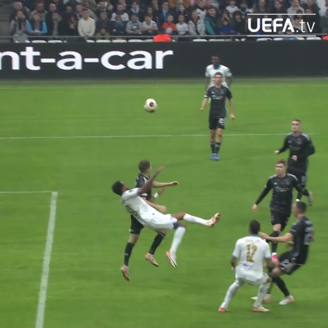 On se remet le superbe retourné acrobatique de Pierre-Emerick Aubameyang face à l’Ajax. 🤩🚲 🎥 L'UEFA en français