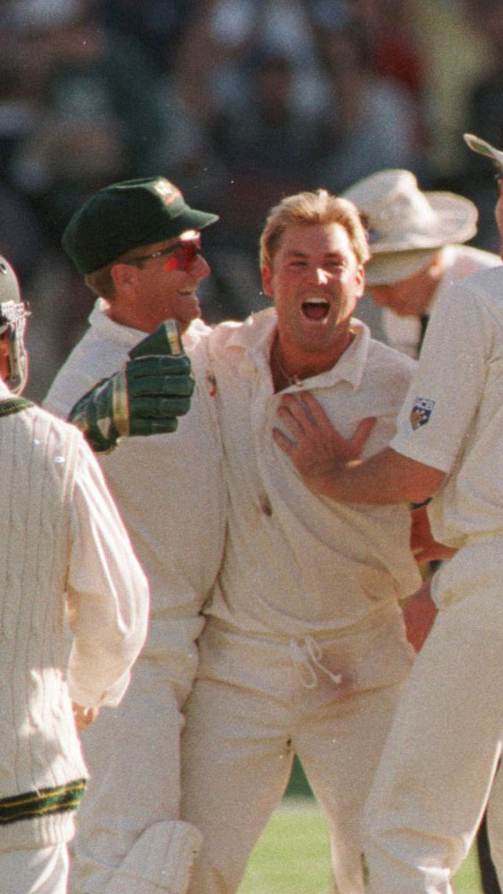 Pure theatre from the King of Spin! 👑 #OnThisDay in 1995 Shane Warne kept Pakistan's Basit Ali waiting for the final ball in Sydney, calling Ian Healy down for a mid-pitch chat. What happened next is part of Warnie's legend #AUSvPAK