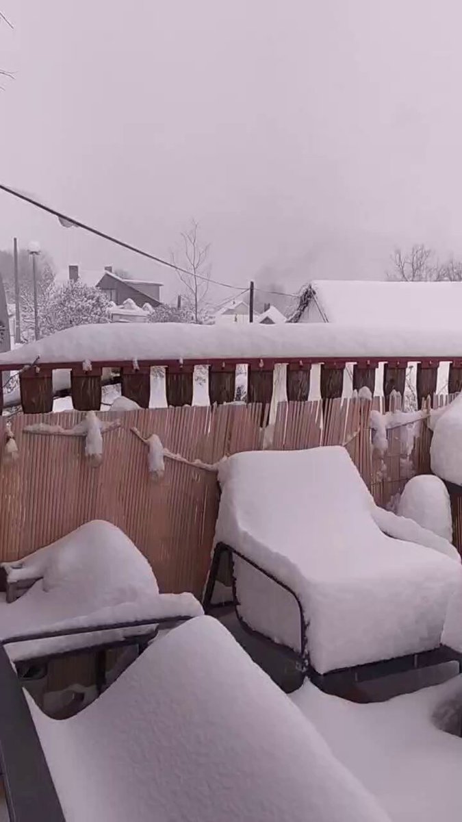 Osada pod lesem. Od nás, ani k nám, se dnes nikdo nedostane. Leda traktorem. 🤔
