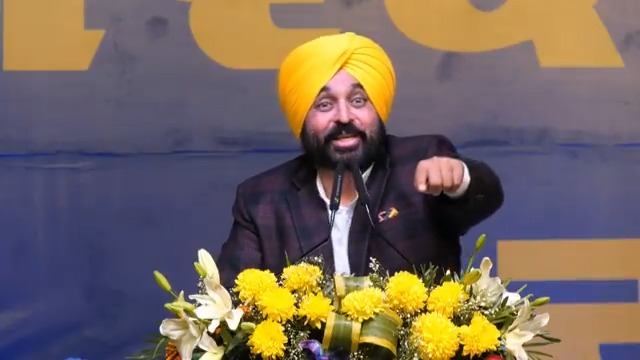 ਮੈਂ ਕਿਹਾ ਹੋਇਆ ਹੈ ਕਿ ਇਸੇ ਧਰਤੀ ਨੂੰ ਠੀਕ ਕਰਾਂਗੇ..ਬੇਗਾਨੇ ਮੁਲਕਾਂ ‘ਚ ਠੋਕਰਾਂ ਖਾਣ ਦੀ ਲੋੜ ਨੀ..ਹੁਣ ਨੌਜਵਾਨਾਂ ਨੂੰ ਇੱਥੇ ਹੀ ਨੌਕਰੀਆਂ ਮਿਲ ਰਹੀਆਂ ਨੇ..