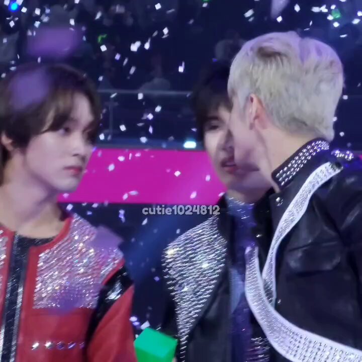 231202 MMA 멜론뮤직어워드 #지성 지성이가 수상 끝나고도 우니까 드림이들 다 모여서 지성이 안아줬어 ㅜㅜㅜ 나 진짜 눈물이 계속 나 ㅜㅜㅠㅜㅜ