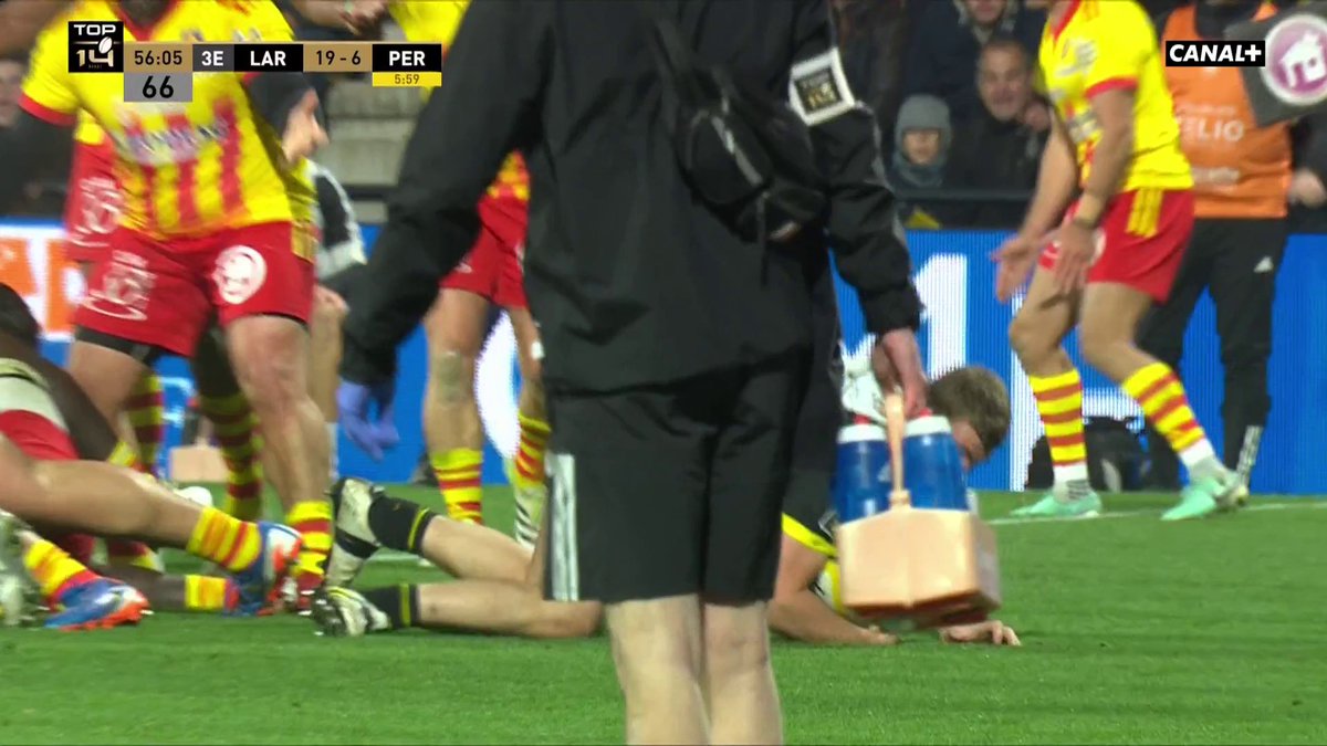 CE PLONGEON ! 😂 Essai complètement improbable et astucieux de Pierre Bourgarit pour le Stade Rochelais ! #SRUSAP