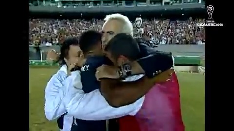 Hoy se cumplen 14 años de Liga de Quito 🇪🇨 campeón de la Copa Sudamericana 🏆 por primera vez. Cayó 3-0 contra Fluminense 🇧🇷 en el Maracaná 🏟️, pero se consagró gracias a la sandunga 5-1 de la ida. El DT era Jorge Fossati, hoy entrenador de Universitario.