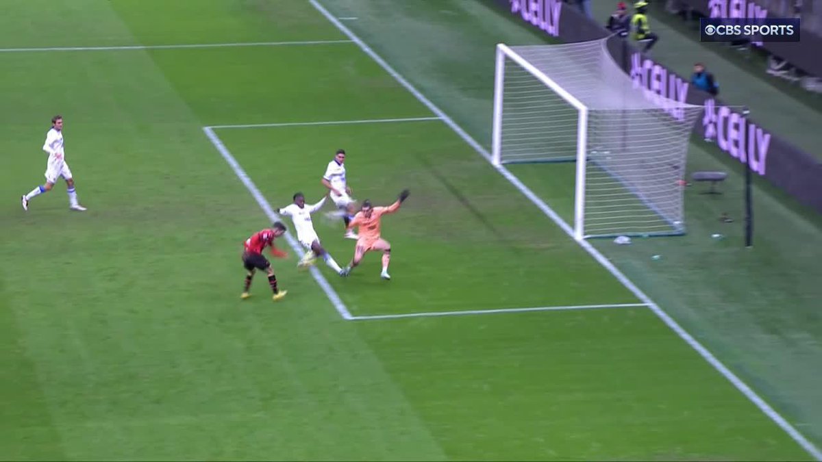 Just goalkeeper Mike Maignan finding Christian Pulisic for a slick Milan goal 🤤 (via CBS Sports Golazo ⚽️)